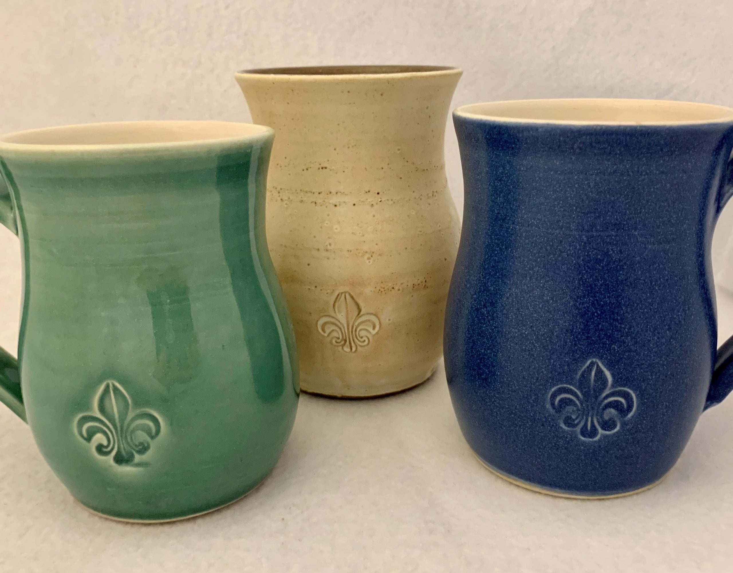 https://patneauceramics.com/wp-content/uploads/2020/10/fleur_de_lis_mug_trio-scaled.jpg